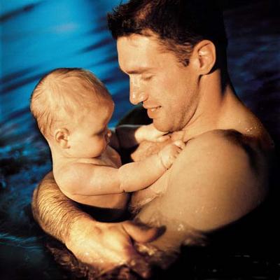 un  enfant avec son pere trop b1